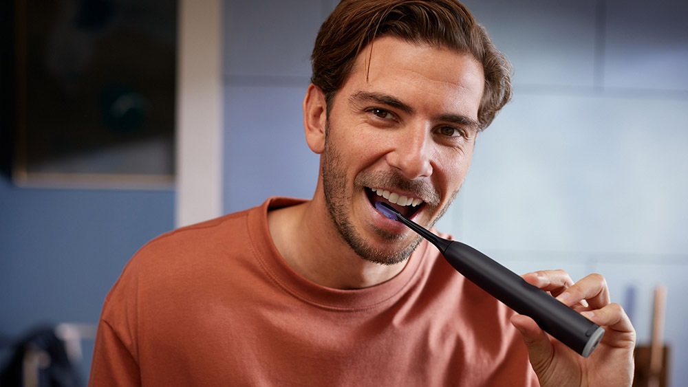 Philips Sonicare 7100 Series Spazzolino Elettrico Sonico HX7421/01 con Base di Ricarica, Custodia, 3 Livelli di Intensità e Sensore di Pressione - Colore Nero