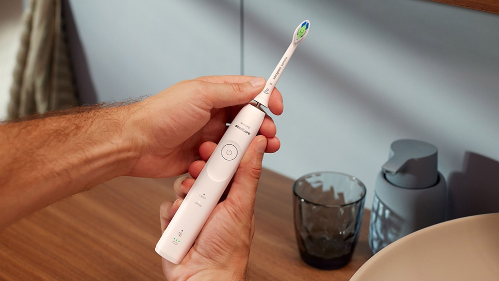 Philips Sonicare 5300 Spazzolino Elettrico Sonico HX7109/01 con Base di Ricarica e Custodia, 2 Livelli di Intensità, Sensore di Pressione, Doppio Manico Bianco e Nero