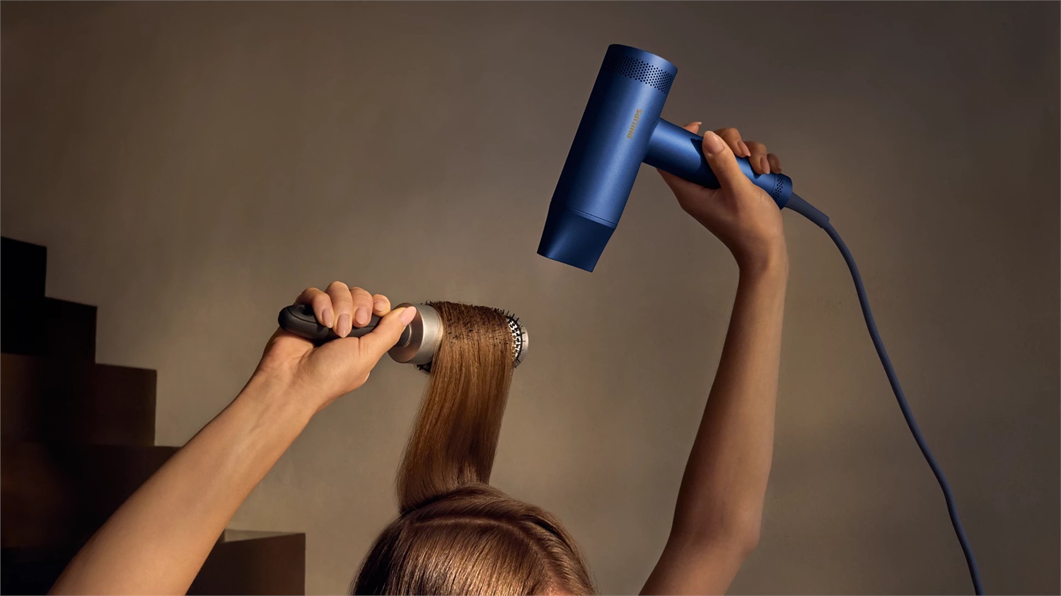 Philips Asciugacapelli 8000 Series BHD839/10 - 1400 W, Blu, Funzione Ionica, 3 Velocità, 7 Regolazioni Calore, Tecnologia ThermoShield Advanced