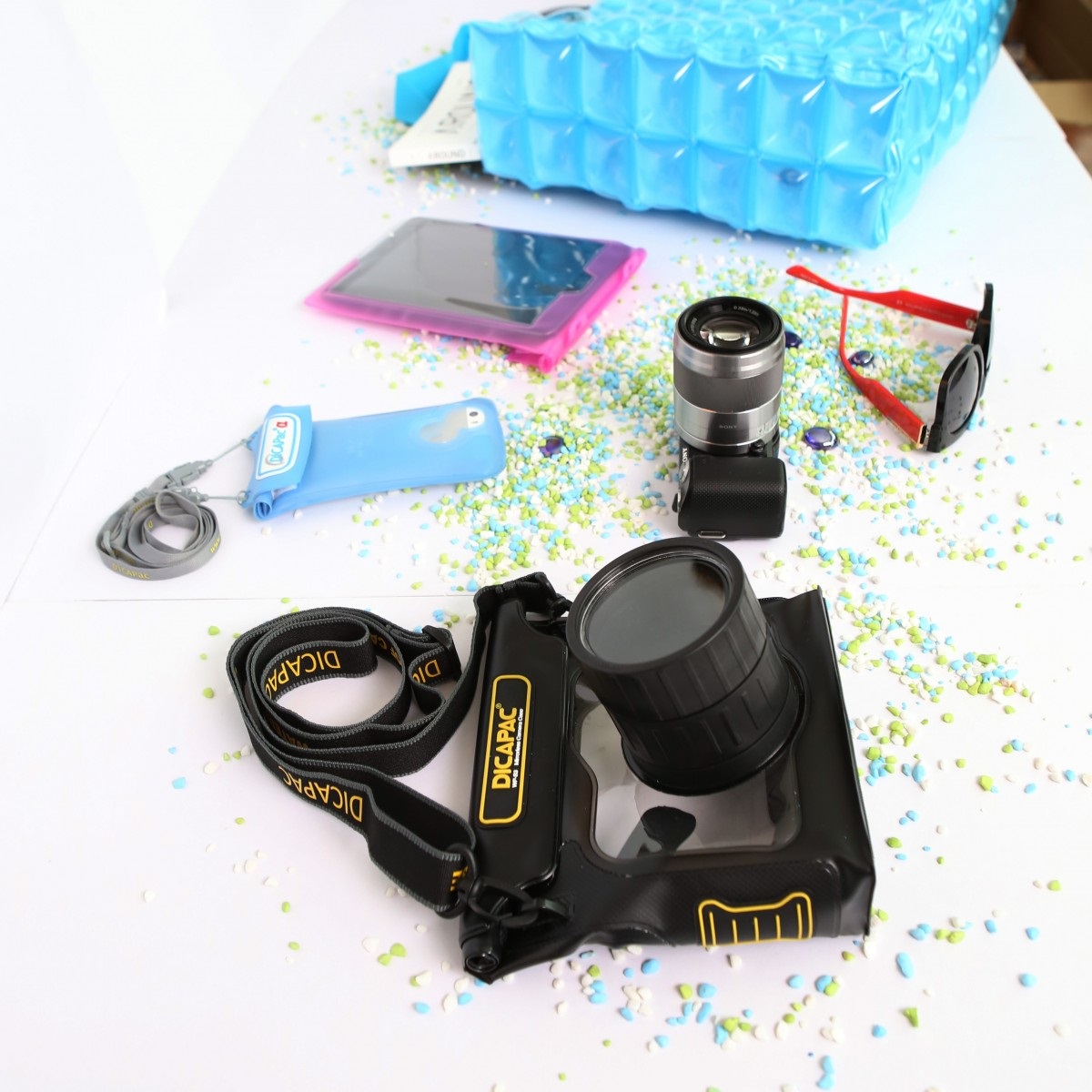 DiCAPac WP-S3 - Custodia subacquea impermeabile fino a 5 metri per fotocamere compatte e piccole DSLR, dimensioni 195mm x 170mm