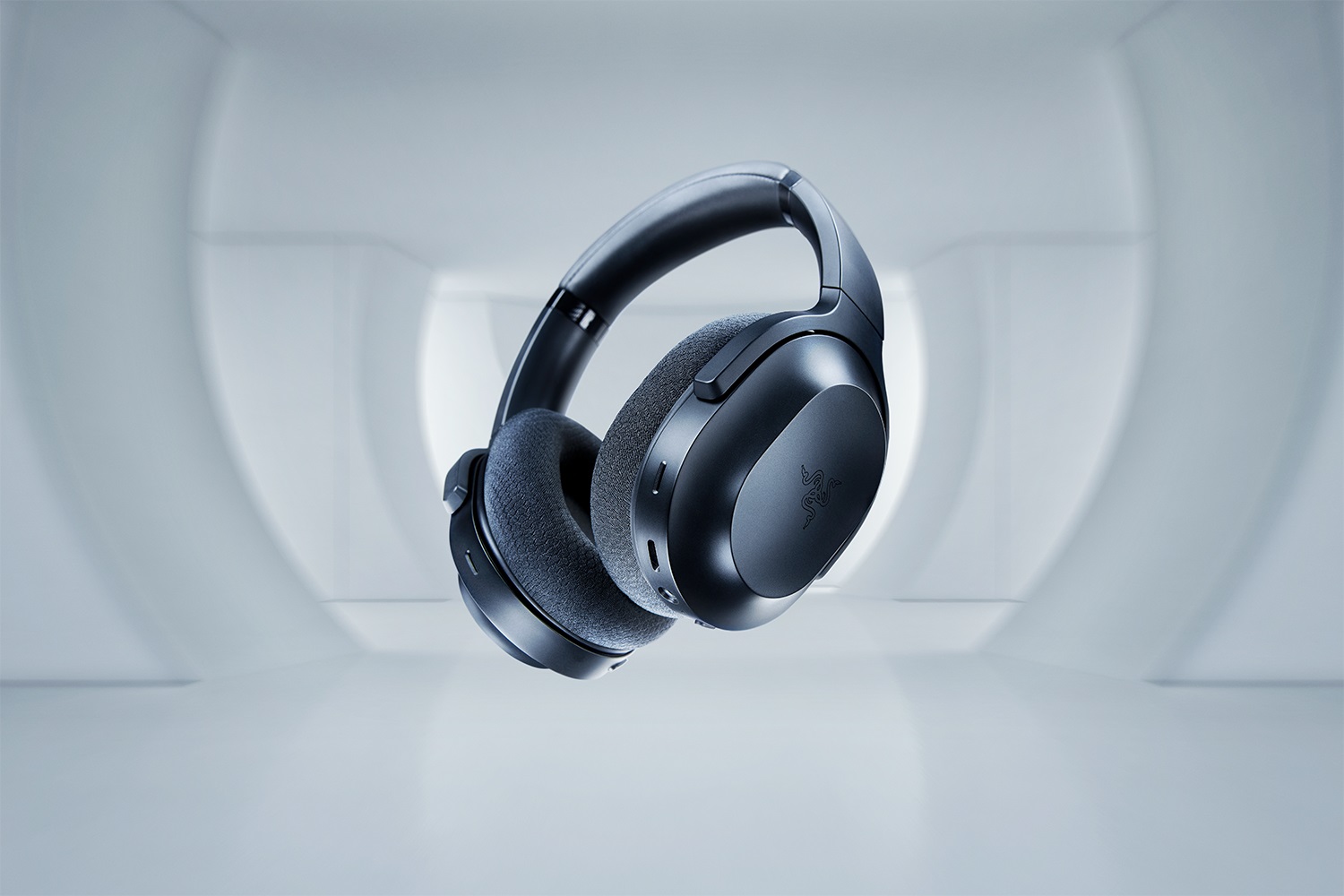 Razer Barracuda Auricolare Wireless Over-Ear con Bluetooth e Cavo, Microfoni a Cancellazione di Rumore, TriForce Titanium 50 mm, Nero