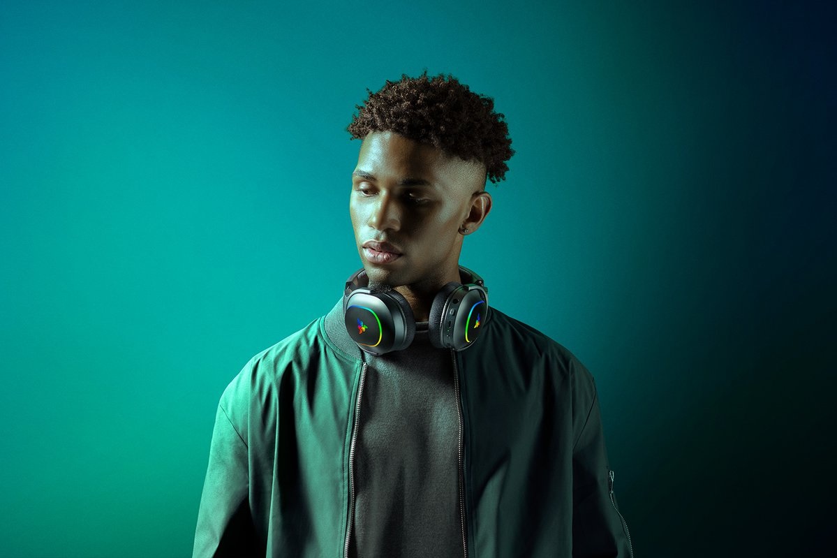Razer Barracuda X Chroma - Cuffie da gioco wireless multipiattaforma con SmartSwitch Dual Wireless, 6 zone Chroma RGB, driver da 40 mm e microfono cardioide HyperClear staccabile - Nero