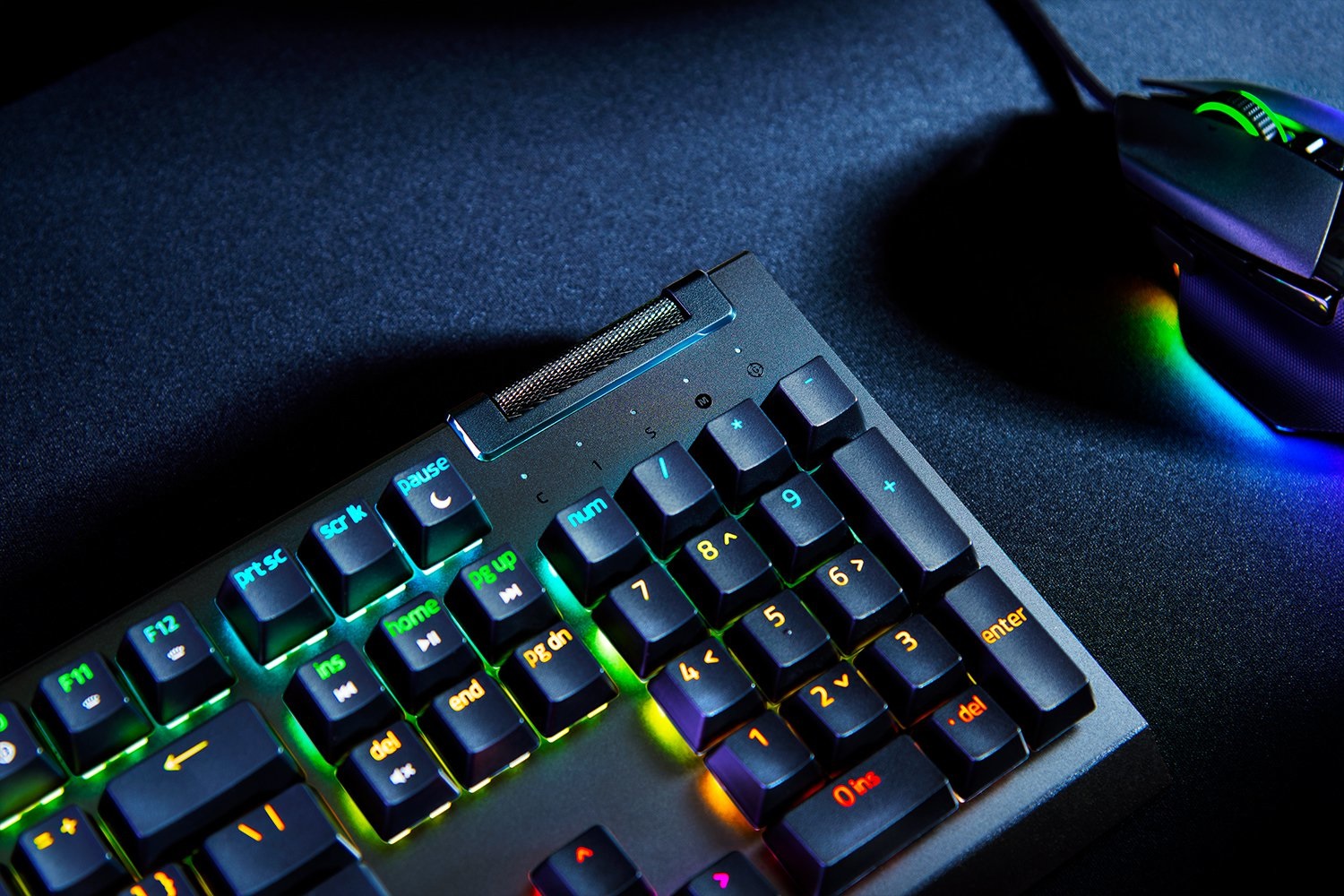 Razer BlackWidow V4 X Tastiera Gaming USB QWERTZ Tedesco Nero con LED RGB e Interruttori Meccanici